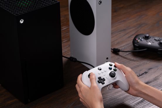 好事成双，八位堂猎户座Xbox版手柄、燃云双充底座同获2023红点奖