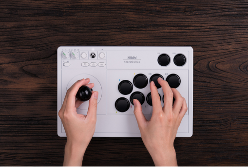 八位堂（8BitDo）新品发布：微软授权无线连接 Xbox 主机的街机摇杆