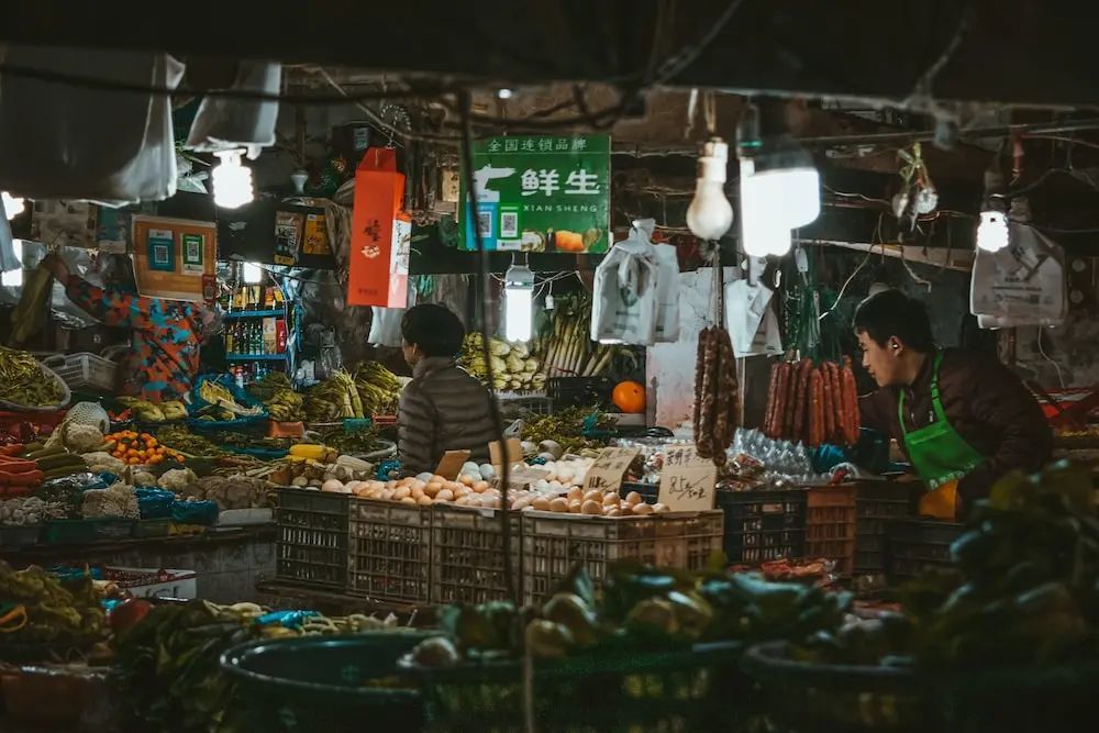 本地生活卷进县城：抖音凶猛，小红书失速