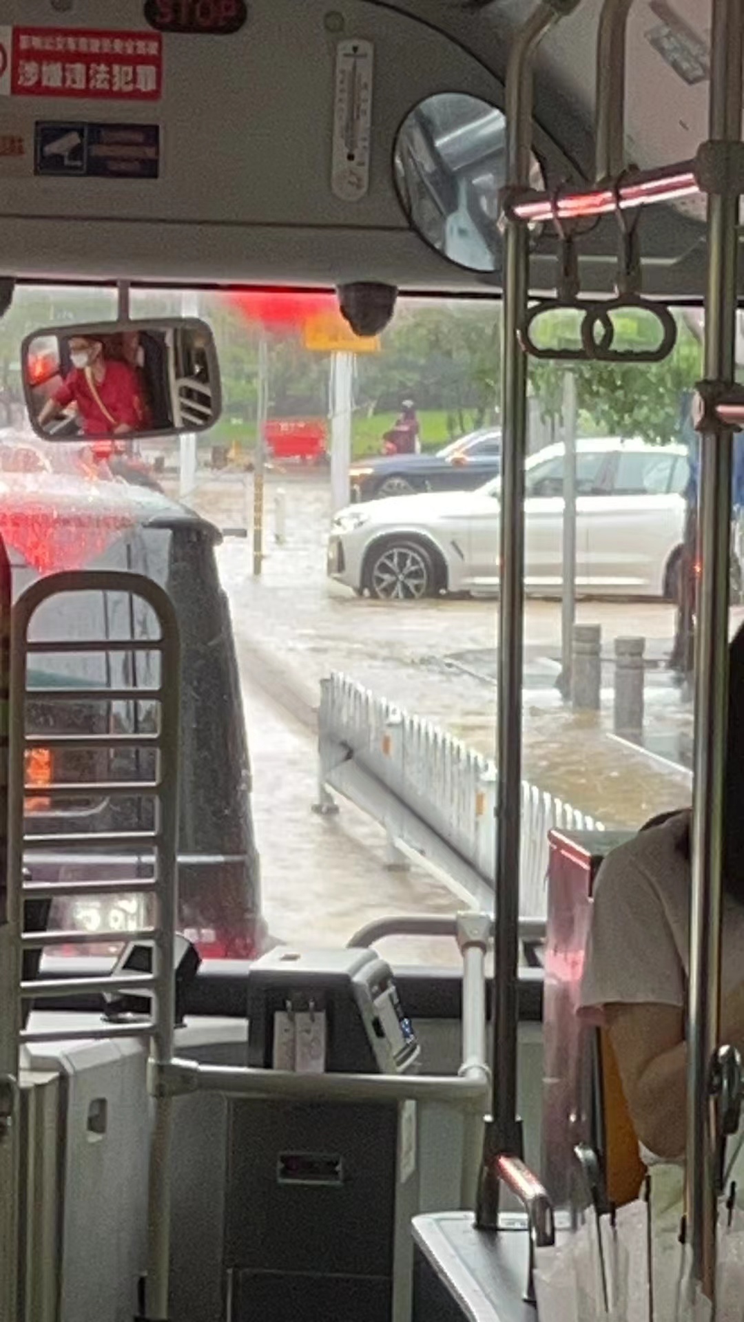 深圳暴雨破71年历史：有车主彻夜未眠挪车、“水淹车”苦等拖车