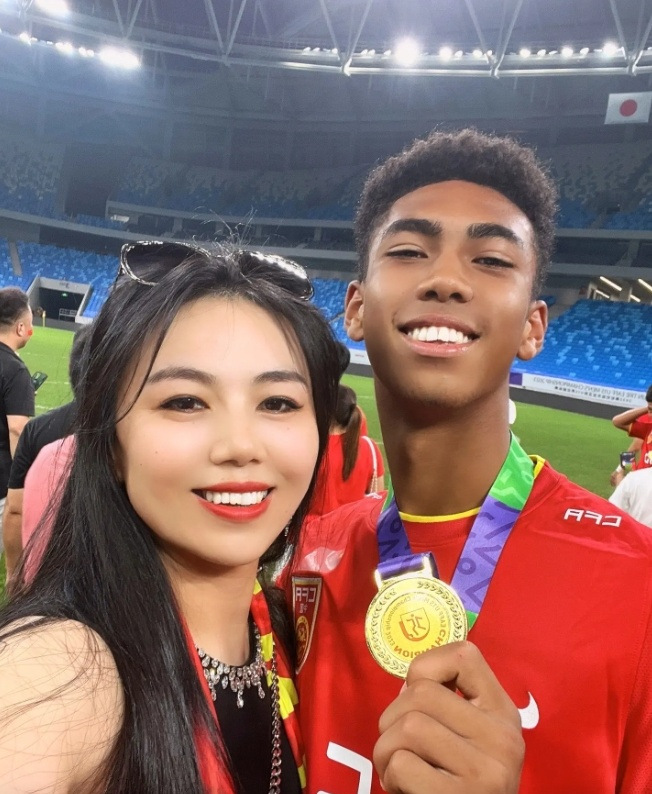 U15国足混血队长：中国妈妈是知识女性 坦桑尼亚爸爸喜欢足球