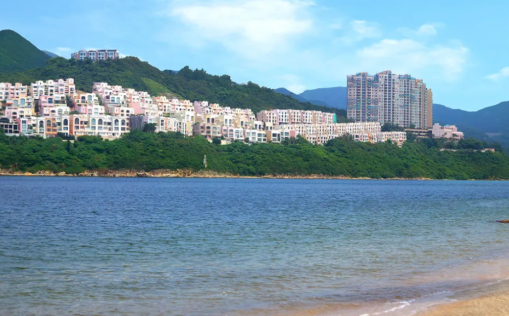 一场大雨让违建豪宅曝光！香港富商明星聚集于此，单栋价值可达上亿港元