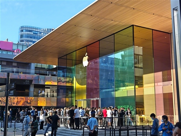 iPhone 15正式发售！多地Apple Store实拍：8点前就大排长龙