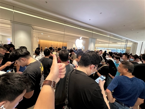 iPhone 15正式发售！多地Apple Store实拍：8点前就大排长龙