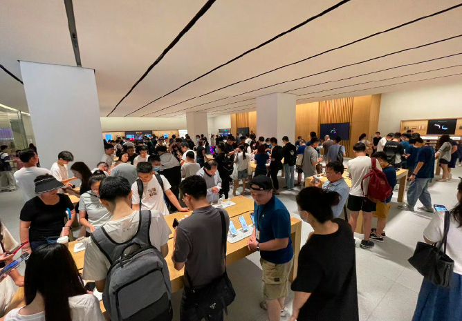 刮痕、掉漆、镜头进灰，iPhone 15系列品控翻车，苹果今年不好卖了