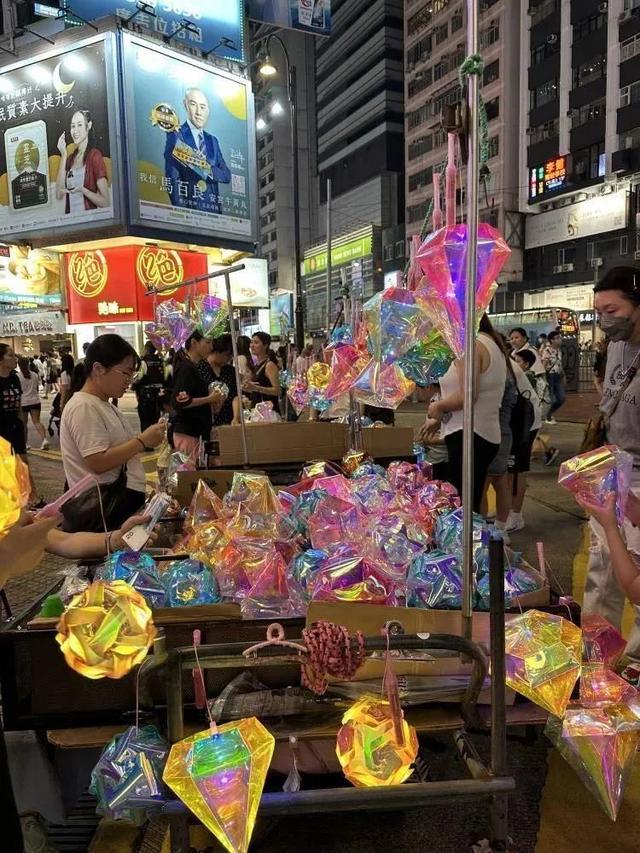 “多亏内地游客，生意非常好！”香港假期人头攒动