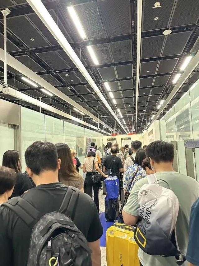 “多亏内地游客，生意非常好！”香港假期人头攒动