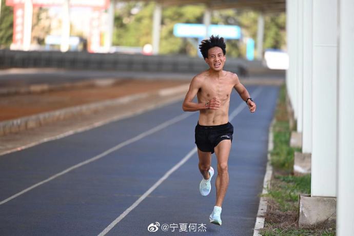 创造历史！何杰获得中国男子马拉松亚运首金