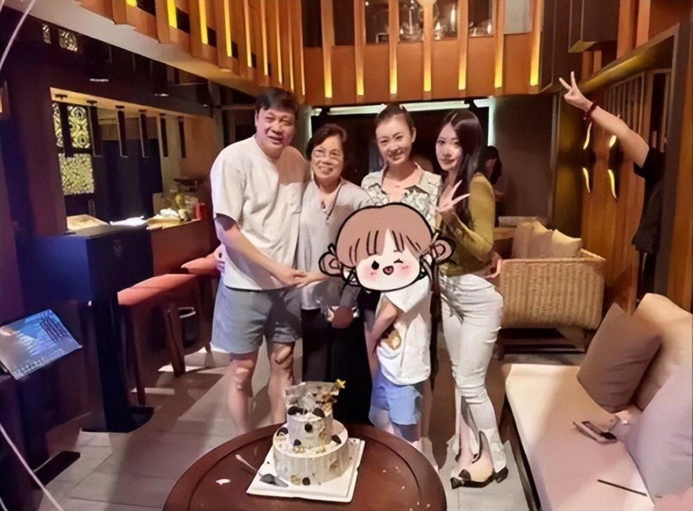 人生赢家！范志毅与家人庆祝54岁生日，36岁娇妻与25岁大女儿仿佛姐妹