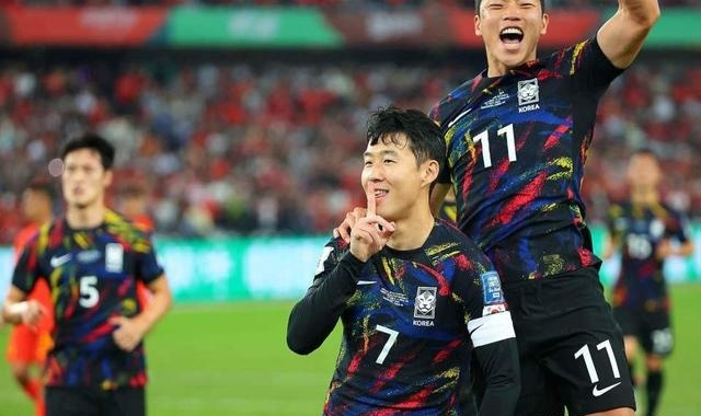 闹大了？韩教授起诉中国球迷嘘国歌+激光笔照球员！施压FIFA重罚