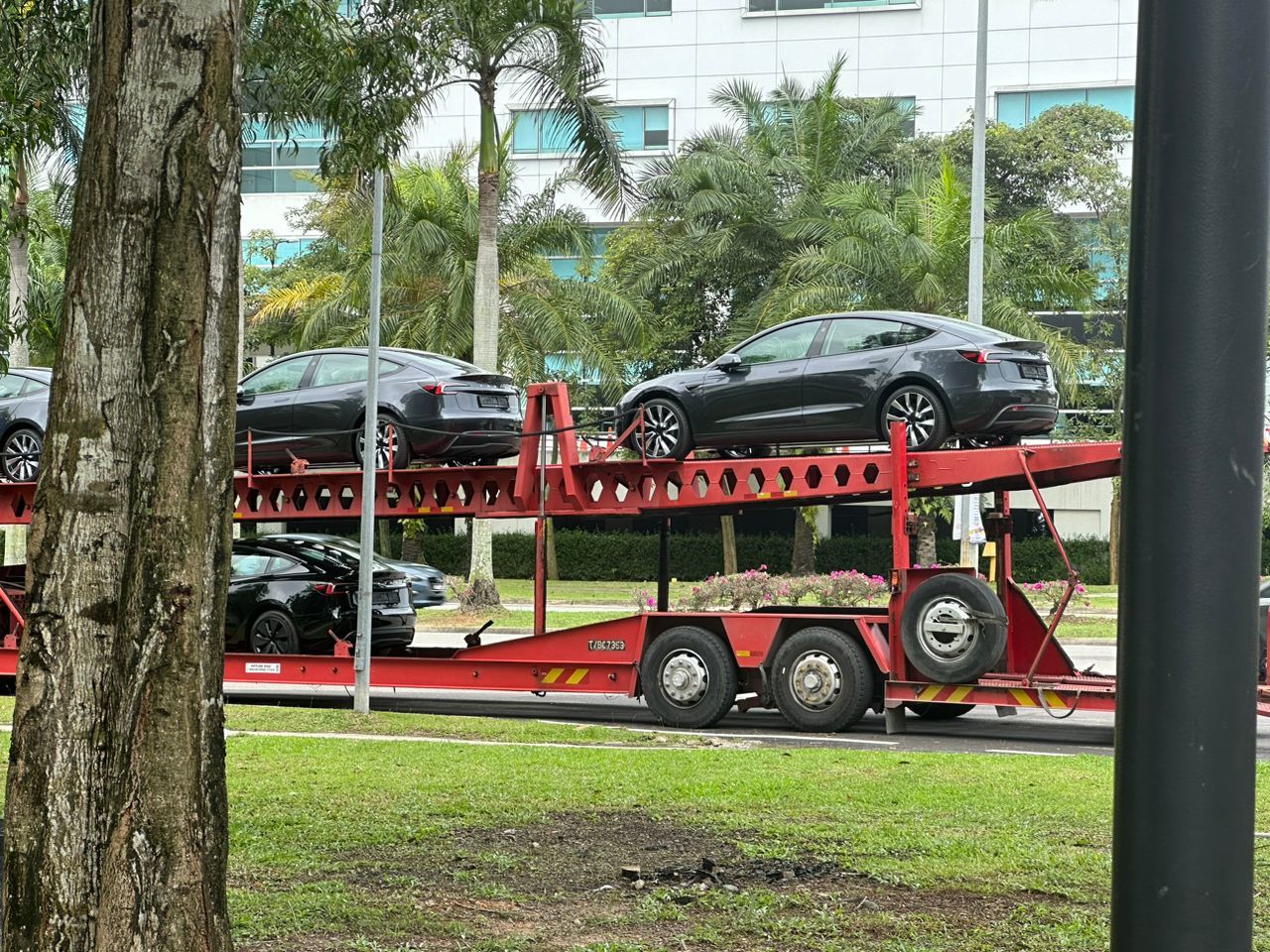 特斯拉Model 3焕新版车型抵达马来西亚交付中心，预计12月8日交付