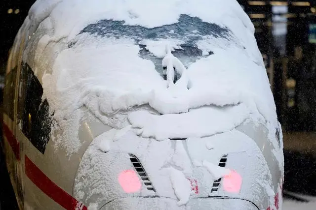 飞机被冻在跑道上，火车停运，数以千计旅客被迫滞留！中领馆紧急提醒