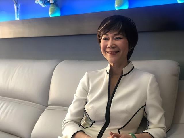 她是我国女乒一姐，烟酒不离身却拿59块金牌，二婚被老公宠成公主