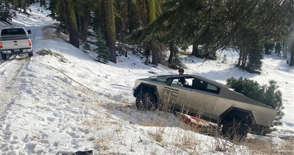 尴尬一幕！特斯拉Cybertruck雪地爬坡被困：靠燃油皮卡解救